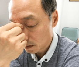 鼻の根をつかむ画像